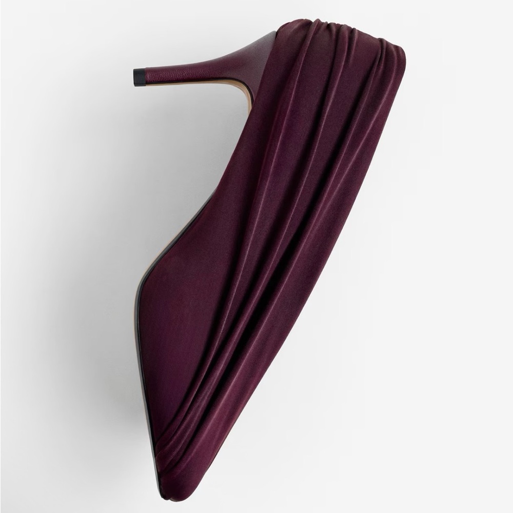 H&M STUDIO COLLECTION
DRAPED PUMPS SIZE IN DARK PLUM PURPLE.
SIZE 10 (41) - Picture 4 of 11